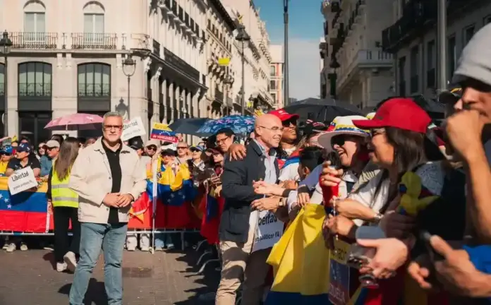 FOTOGRAFÍA. MADRID (ESPAÑA), 18 DE ABRIL DE 2026. El jefe de la Delegación de VOX en el Parlamento Europeo, Jorge Buxadé Villalba, ha participado este sábado en la concentración de venezolanos en la Puerta del Sol en apoyo a la Premio Nobel de la Paz 2025, líder del partido patriota de Venezuela Vente Venezuela (VV) y líder opositora venezolana, María Corina Machado Parisca, junto al eurodiputado y director de la Fundación Disenso, Jorge Martín Frías; el diputado en el Congreso de los Diputados, Alberto Rodríguez y la diputada de VOX en la Asamblea de Madrid, Ana María Cuartero Lorenzo (Ana Cuartero). Lasvocesdelpueblo (Ñ Pueblo)