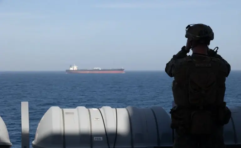 FOTOGRAFÍA. ESTRECHO DE ORMUZ (AGUAS INTERNACIONALES), 18 DE ABRIL DE 2026. El régimen ayatolá comunica un nuevo cierre del estrecho Trump. Un marine de los Estados Unidos de América a bordo del buque de transporte anfibio de despliegue adelantado USS New Orleans (LPD 18) monitorea el tráfico marítimo durante operaciones de bloqueo marítimo de los Estados Unidos, este sábado durante el Día 6 del bloqueo naval de EEUU a Irán como respuesta al bloqueo naval del régimen de los ayatolás. CENTCOM/Lasvocesdelpueblo (Ñ Pueblo)