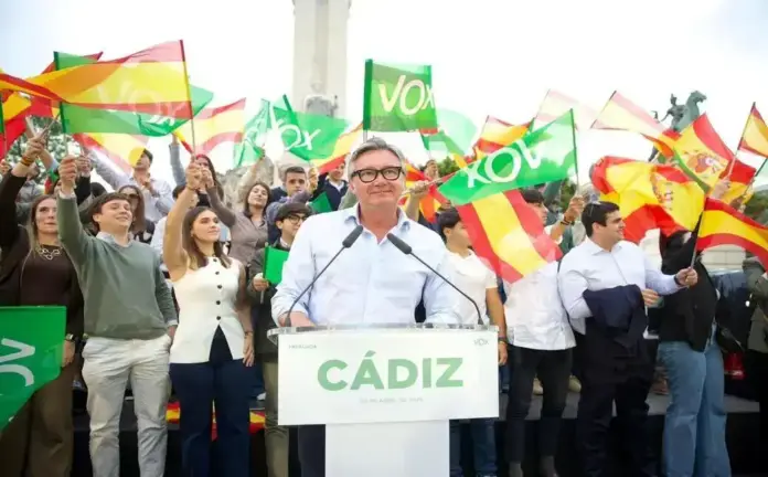 FOTOGRAFÍA. CÁDIZ (ANDALUCÍA) ESPAÑA, 24 DE ABRIL DE 2026. Gavira: Prioridad nacional siempre lo primero para los españoles, andaluces y gaditanos. Esta tarde VOX ha realizado un acto de precampaña del 17M Elecciones Andalucía en Cádiz, a pesar de las convocatorias de grupos nacionalsocialistas de extrema izquierda, con la presencia del presidente del partido, Santiago Abascal Conde, y los candidatos de la provincia con los que concurrirá a las elecciones al Parlamento de Andalucía, Manuel Gavira Florentino, cabeza de lista por la provincia y candidato a la presidencia de Andalucía, Noelia María Campos, Salvador Pineda, entre otros. Lasvocesdelpueblo (Ñ Pueblo)