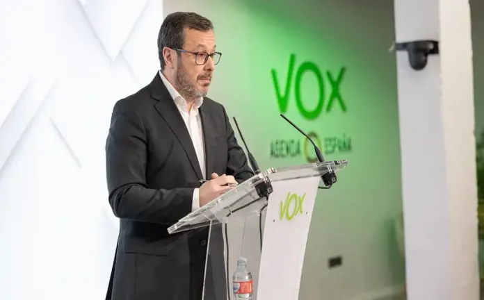 FOTOGRAFÍA. MADRID (ESPAÑA), 27 DE ABRIL DE 2026. VOX condena el frustrado atentado contra Trump: Ataque contra libertad y urnas. El portavoz nacional de VOX, José Antonio Fúster Lamelas, registrado este lunes durante la rueda de prensa posterior a la reunión del Comité de Acción Política (CAP) de bambú 12. Lasvocesdelpueblo (Ñ Pueblo)