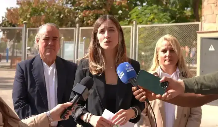 FOTOGRAFÍA. BARRIADA DE CAMPOAMOR (SABADELLA) BARCELONA (CATALUÑA) REINO DE ESPAÑA, 17 DE OCTUBRE DE 2025. Calvet denuncia enaltecimiento a ETA y Terra Lliure en un acto ultra de SEPC en la UAB. La portavoz nacional de Juventud de VOX, Julia Calvet Puig (c), ha visitado este mediodía a Campoamor, una barriada del sur de la capital de la Comarca del Vallés Occidental, Sabadell, en la provincia de Barcelona, junto a los concejales de la Resistencia en el Ayuntamiento de Sabadell, la portavoz Nuria Alejandra Acacio Montesinos (Nuria Acacio) (d), y César José Gil Abaurrea (i). Lasvocesdelpueblo (Ñ Pueblo)