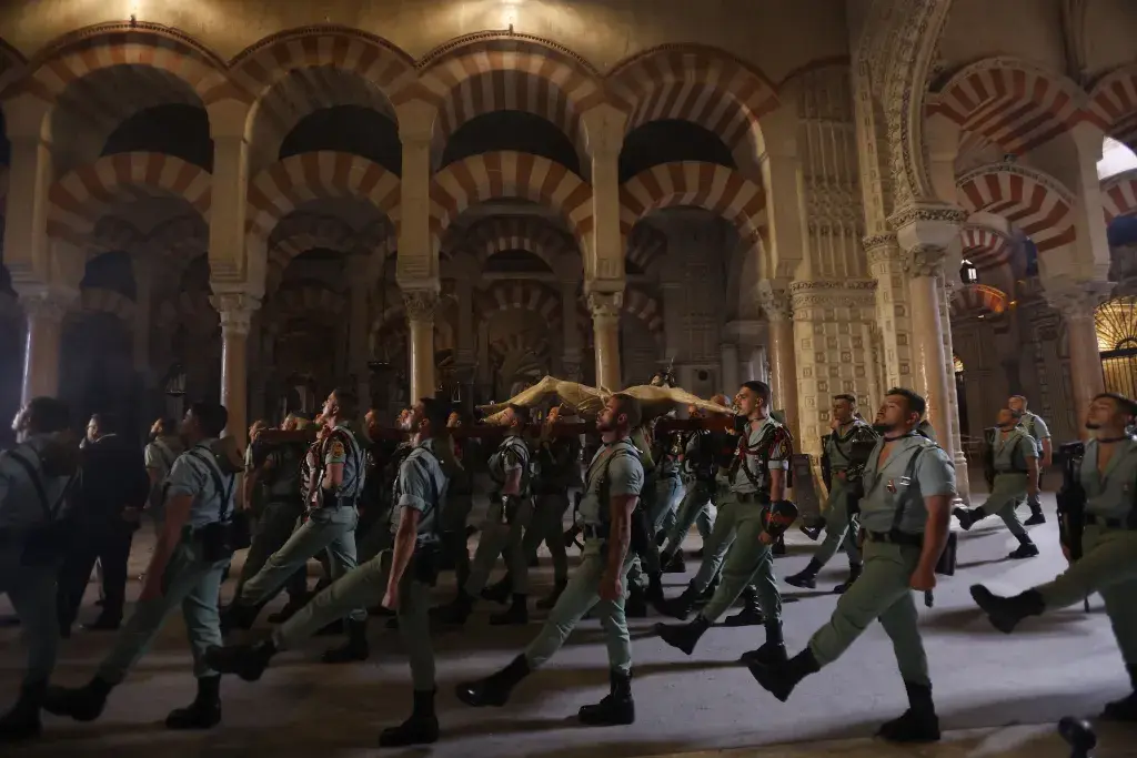 FOTOGRAFÍA. CÓRDOBA (ANDALUCÍA) ESPAÑA, 03 DE ABRIL DE 2026. El Tercio Gran Capitán I de la Legión lleva en Vía Crucis al señor de la Caridad por el interior de la Catedral de Córdoba. Efe