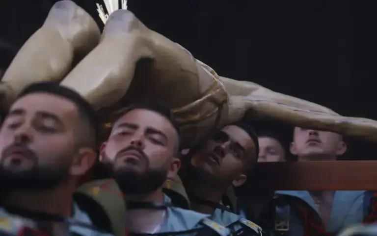 FOTOGRAFÍA. CÓRDOBA (ANDALUCÍA) ESPAÑA, 03 DE ABRIL DE 2026. El Tercio Gran Capitán I de la Legión lleva en Vía Crucis al señor de la Caridad por el interior de la Catedral de Córdoba. Efe