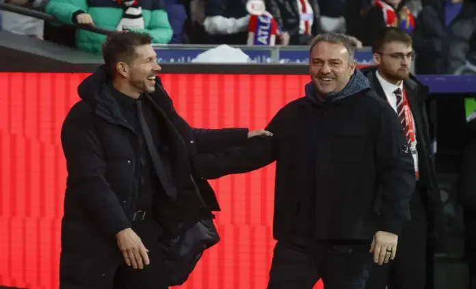 FOTOGRAFÍA. MADRID (ESPAÑA), 12 DE FEBRERO DE 2026. Cuatro goles promedian los duelos entre el Atlético el Barça. En la imagen de izquierda a la derecha, los técnicos del Atlético de Madrid, Diego Pablo Simeone (Cholo Simeone); y del Barça, Hans-Dieter Flick (Hansi Flick). Efe