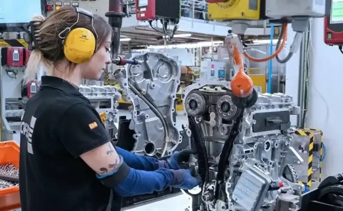 FOTOGRAFÍA. MADRID (ESPAÑA), 28 DE ABRIL DE 2026. El mercado laboral español suma 231.500 desempleados. En la imagen, una trabajadora de la factoría de Horse en Valladolid. Efe