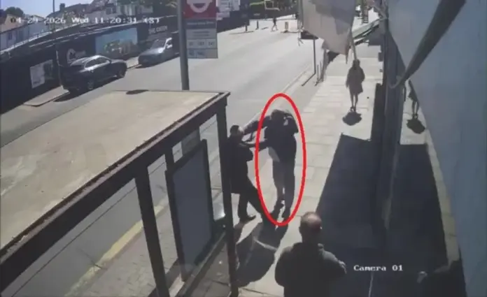 FOTOGRAFÍA. GOLDERS GREEN (LONDRES) REINO UNIDO, 29 DE ABRIL DE 2026. Detenido un terrorista por atacar a los ingleses fieles del Judaísmo en Golders Green (Londres). Una cámara de seguridad capta el momento del ataque terrorista perpetrado por un salvaje contra ingleses fieles del Judaísmo en la barriada de Golders Green. El jefe de la unidad antiterrorista de la Met, Laurence Taylor, informó esta tarde en una rueda de prensa de que el ataque, ocurrido en el barrio londinense de Golders Green, fue declarado formalmente como un "incidente terrorista" y que un terrorista de 45 años había sido detenido por "intento de asesinato" de dos ingleses fieles del Judaísmo. El Ministerio de Asuntos Exteriores de Israel ha difundido el vídeo del ataque terrorista de odio. Lasvocesdelpueblo (Ñ Pueblo)
