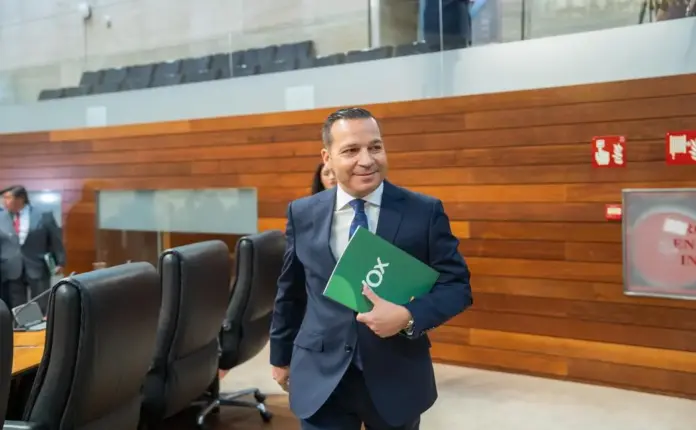 FOTOGRAFÍA. MÉRIDA (EXTREMADURA) ESPAÑA, 22 DE ABRIL DE 2026. Discurso de Óscar Fernández Calle en la investidura de María Guardiola Marín. El ex candidato de VOX a la Presidencia d ela Junta de Extremadura, Óscar Fernández Calle, este miércoles en la Asamblea regional durante la segunda jornada del debate de investidura en la que será elegida presidente la candidata del PP a la reelección María Guardiola Martín tras el acuerdo de gobierno alcanzado entre VOX y PP, con el voto en contra del socialismo y comunismo PSOE y Unidas por Extremadura. Lasvocesdelpueblo (Ñ Pueblo)