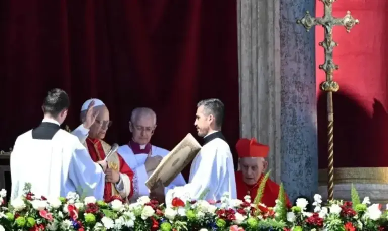 FOTOGRAFÍA. CIUDAD DEL VATICANO (EL VATICANO), 05 DE ABRIL DE 2026. El papa Robert Francis Prevost (Papa León XIV) participa en su primer Domingo de Resurrección como obispo de Roma, máximo dirigente de la Iglesia católica en todo el mundo y uno de los máximos líder religiosos más influyente de todo el planeta tierra, en Plaza San Pedro, antes más de 50.000 personas. Desde el balcón central de la Basílica Vaticana, León XIV pronuncia el tradicional mensaje de Pascua a la Ciudad del Vaticano y al mundo, implorando a Dios «que conceda su paz a un mundo asolado por las guerras y marcado por el odio y la indiferencia». Lasvocesdelpueblo (Ñ Pueblo)