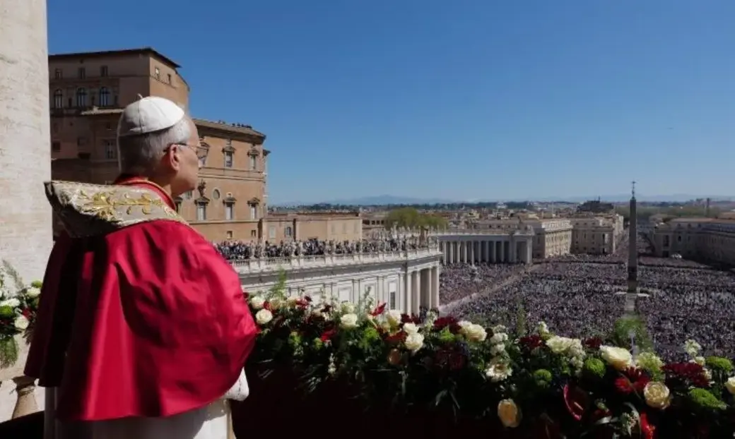 FOTOGRAFÍA. CIUDAD DEL VATICANO (EL VATICANO), 05 DE ABRIL DE 2026. El papa Robert Francis Prevost (Papa León XIV) participa en su primer Domingo de Resurrección como obispo de Roma, máximo dirigente de la Iglesia católica en todo el mundo y uno de los máximos líder religiosos más influyente de todo el planeta tierra, en Plaza San Pedro, antes más de 50.000 personas. Desde el balcón central de la Basílica Vaticana, León XIV pronuncia el tradicional mensaje de Pascua a la Ciudad del Vaticano y al mundo, implorando a Dios «que conceda su paz a un mundo asolado por las guerras y marcado por el odio y la indiferencia». Lasvocesdelpueblo (Ñ Pueblo)