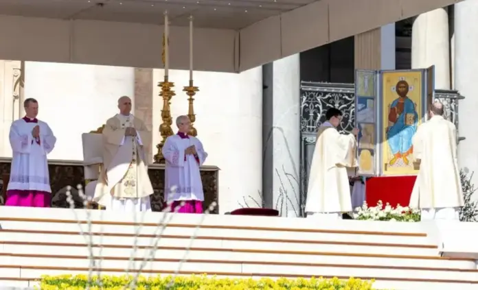 FOTOGRAFÍA. CIUDAD DEL VATICANO (EL VATICANO), 05 DE ABRIL DE 2026. El papa Robert Francis Prevost (Papa León XIV) participa en su primer Domingo de Resurrección como obispo de Roma, máximo dirigente de la Iglesia católica en todo el mundo y uno de los máximos líder religiosos más influyente de todo el planeta tierra, en Plaza San Pedro, antes más de 50.000 personas. Desde el balcón central de la Basílica Vaticana, León XIV pronuncia el tradicional mensaje de Pascua a la Ciudad del Vaticano y al mundo, implorando a Dios «que conceda su paz a un mundo asolado por las guerras y marcado por el odio y la indiferencia». Lasvocesdelpueblo (Ñ Pueblo)