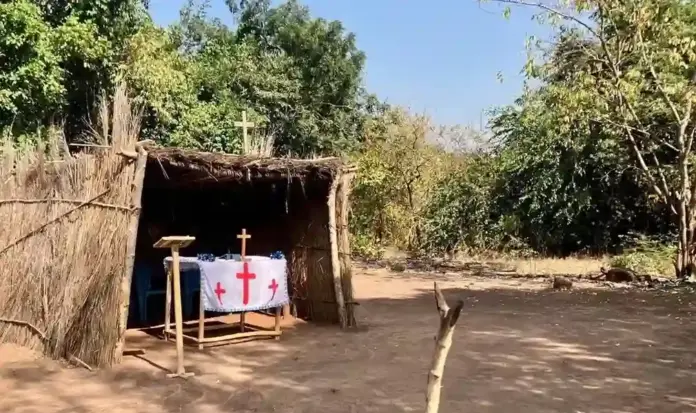 FOTOGRAFÍA. NGODAKALA (ESTADO DE WESTER BAR EL GHAZAL) REPÚBLICA DE SUDÁN DEL SUR. Ngodakala se queda sin semana santa ante violencia en Sudán del Sur. El padre Federico Gandolfi, misionero de los Frailes Menores, "reside en Sudán del Sur desde hace once años", según fuentes de El Vaticano. Para celebrar el Triduo Pascual, viajó desde Juba "Yuba", la capital de Sudán del Sur, hasta Ngodakala (Estado de Western Bahr el Ghazal), a una hora en coche de la capital del Estado de Western Bahr el Ghazal, Wau. lasvocesdelpueblo (Ñ Pueblo)