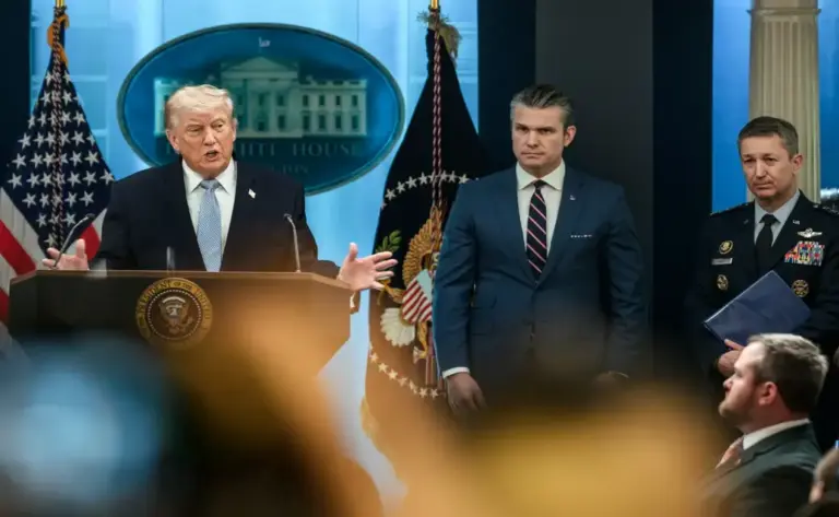 FOTOGRAFÍA. WASHINGTON (ESTADOS UNIDOS DE AMÉRICA), 06 DE ABRIL DE 2026. El presidente de United States of America (USA) y de la formación patriota Partido Republicano, Donald John Trump; junto al director de la Agencia Central de Inteligencia (CIA), John Lee Ratcliffe; al Secretario de Guerra de los Estados Unidos, Peter Brian Hegseth; al jefe del Estado Mayor Conjunto, John Daniel "Razin" Caine; informa a los medios de comunicación sobre el rescate de los aviadores estadounidenses del avión de combate F-15E, desaparecidos tras líneas enemigas en Irán. Lasvocesdelpueblo (Ñ Pueblo)