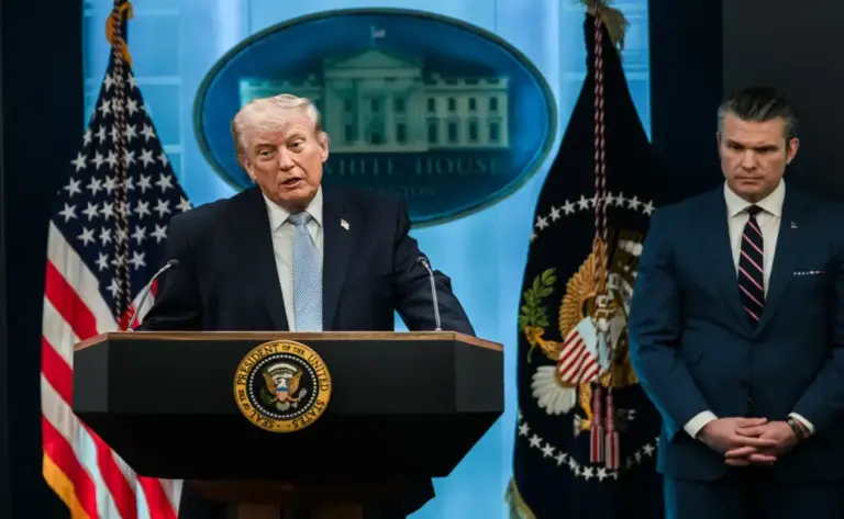 FOTOGRAFÍA. WASHINGTON (ESTADOS UNIDOS DE AMÉRICA), 06 DE ABRIL DE 2026. EEUU toma el Ormuz para liberarlo e impedirá los negocios de ayatolás. El presidente de United States of America (USA) y de la formación patriota Partido Republicano, Donald John Trump; junto al director de la Agencia Central de Inteligencia (CIA), John Lee Ratcliffe; al Secretario de Guerra de los Estados Unidos, Peter Brian Hegseth; al jefe del Estado Mayor Conjunto, John Daniel "Razin" Caine; informa a los medios de comunicación sobre el rescate de los aviadores estadounidenses del avión de combate F-15E, desaparecidos tras líneas enemigas en Irán. Lasvocesdelpueblo (Ñ Pueblo)