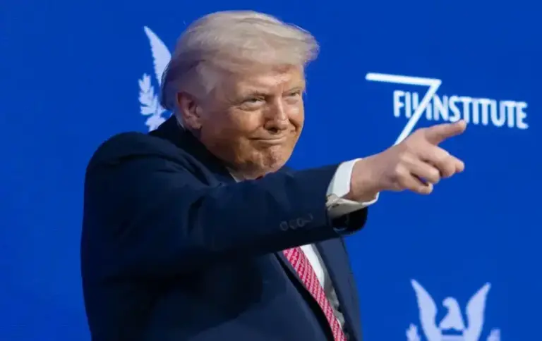 FOTOGRAFÍA. MIAMI (ESTADO DE FLORIDA) ESTADOS UNIDOS DE AMÉRICA, 28  DE MARZO DE 2026. EEUU revoca la LPR y expulsa del país a hipócritas iraníes por celebrar ataques islamistas. Trump garantiza cargo importante a su amiga leal Pam Bondi. El presidente de los Estados Unidos de América (EEUU), Donald John Trump, pronuncia un discurso en la Cumbre F11 PRIORITY en el Foro Faena este sábado 28 de marzo en Miami, Estado de Florida (EEUU). Lasvocesdelpueblo (Ñ Pueblo)
