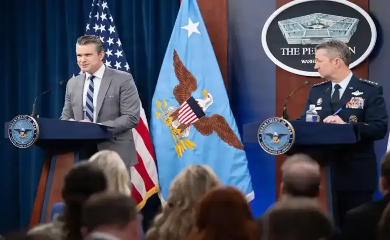 FOTOGRAFÍA. WASHINGTON (ESTADOS UNIDOS DE AMÉRICA, EEUU), 24 DE ABRIL DE 2026. Caine: El Ejército permanece en posición de alerta para reanudar la guerra en Irán. El secretario de Guerra, Peter Brian Hegseth (i); y el presidente del Estado Mayor Conjunto, general John Daniel Caine (Razin) (d); ofrecen una rueda de prensa en la Casa Blanca en el Día 56/55 de campaña militar conjunta entre EEUU e Israel contra el régimen terrorista de los ayatolá en Irán, bautizada Operación Furia Épica (Operation Epic Fury)-Operación León Rugiente (Operation Roaring Lion), respectivamente, este viernes 24 de abril de 2026. en el Pentágono, el 24 de abril de 2026. Pentágono/Lasvocesdelpueblo (Ñ Pueblo)