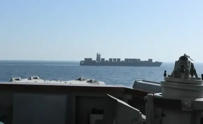 FOTOGRAFÍA. ESTRECHO DE ORMUZ (AGUAS INTERNACIONALES), 19 DE ABRIL DE 2026. EEUU ataca el buque Touska de Irán en el Ormuz que permanece bajo custodia estadounidense. Fuerzas estadounidenses que operan en el Mar Arábigo impusieron medidas de bloqueo naval contra un buque de carga con bandera iraní que intentaba navegar hacia un puerto iraní, el 19 de abril. CENTCOM/lasvocesdelpueblo (Ñ Pueblo)