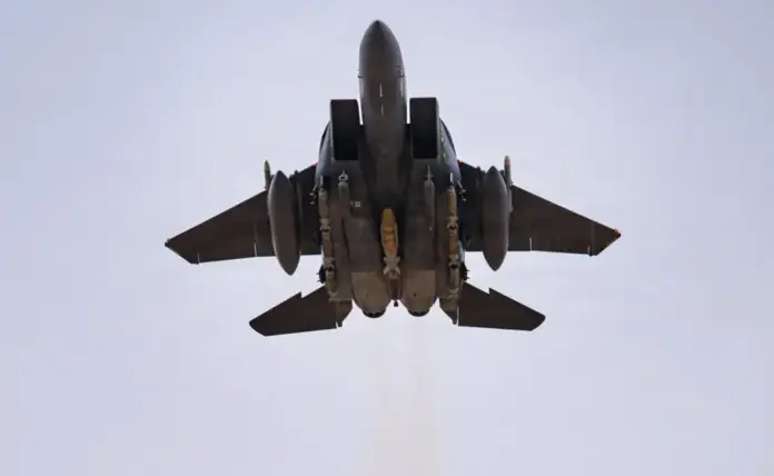 FOTOGRAFÍA. ORIENTE MEDIO. 14 DE MARZO DE 2026. EEUU rescata un piloto del F-15E en suelo de Irán. Detalle de un avión F-15E Strike Eagle de la Fuerza Aérea del Ejército de los Estados Unidos de América (EEUU) que despega para una misión del Día 15 (14 de marzo de 2026) de la campaña militar de Washington y Jerusalén contra el programa nuclear, la industria de misiles balísticos y drones kamikazes del régimen terrorista de los ayatolás en la Persia invadida por la alianza islamismo-comunismo, bautizada Operación Furia Épica (Operation Epic Fury)-Operación León Rugiente (Operation Roaring Lion). Fuerza Aérea de EEUU/Lasvocesdelpueblo (Ñ Pueblo)