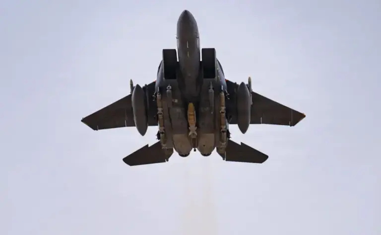 FOTOGRAFÍA. ORIENTE MEDIO. 14 DE MARZO DE 2026. EEUU rescata un piloto del F-15E en suelo de Irán. Detalle de un avión F-15E Strike Eagle de la Fuerza Aérea del Ejército de los Estados Unidos de América (EEUU) que despega para una misión del Día 15 (14 de marzo de 2026) de la campaña militar de Washington y Jerusalén contra el programa nuclear, la industria de misiles balísticos y drones kamikazes del régimen terrorista de los ayatolás en la Persia invadida por la alianza islamismo-comunismo, bautizada Operación Furia Épica (Operation Epic Fury)-Operación León Rugiente (Operation Roaring Lion). Fuerza Aérea de EEUU/Lasvocesdelpueblo (Ñ Pueblo)