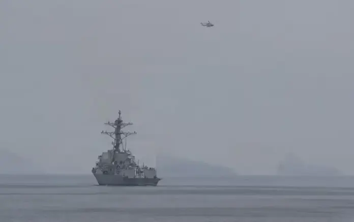 FOTOGRAFÍA. ESTRECHO DE ORMUZ (AGUAS INTERNACIONALES) GOLFO PÉRSICO, 11 DE ABRIL DE 2026. El CENTCOM libera el estrecho Trump de minas marinas de Irán. Las fuerzas estadounidenses inician una misión de desminado en el estrecho de Ormuz (estrecho Trump). En la imagen, un destructor de la Armada estadounidense, perteneciente al área de operaciones del Comando Central de Estados Unidos, transita por el estrecho de Ormuz el sábado, 11 de abril de 2026. Los destructores USS Frank E. Peterson y USS Michael Murphy transitaron por el estrecho y operaron en el Golfo Pérsico como parte de una misión más amplia para garantizar que el estrecho esté completamente libre de minas marinas colocadas previamente por el grupo terrorista islamofascista ayatolá Cuerpo de la Guardia Revolucionaria Islámica de Irán (CGRI). Comando Central de Estados Unidos (CENTCOM)/Lasvocesdelpueblo (Ñ Pueblo)