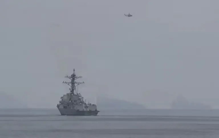 FOTOGRAFÍA. ESTRECHO DE ORMUZ (AGUAS INTERNACIONALES) GOLFO PÉRSICO, 11 DE ABRIL DE 2026. El CENTCOM libera el estrecho Trump de minas marinas de Irán. Las fuerzas estadounidenses inician una misión de desminado en el estrecho de Ormuz (estrecho Trump). En la imagen, un destructor de la Armada estadounidense, perteneciente al área de operaciones del Comando Central de Estados Unidos, transita por el estrecho de Ormuz el sábado, 11 de abril de 2026. Los destructores USS Frank E. Peterson y USS Michael Murphy transitaron por el estrecho y operaron en el Golfo Pérsico como parte de una misión más amplia para garantizar que el estrecho esté completamente libre de minas marinas colocadas previamente por el grupo terrorista islamofascista ayatolá Cuerpo de la Guardia Revolucionaria Islámica de Irán (CGRI). Comando Central de Estados Unidos (CENTCOM)/Lasvocesdelpueblo (Ñ Pueblo)