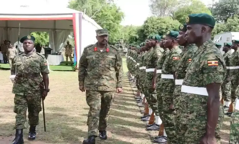 FOTOGRAFÍA. KAMPALA (ISRAEL), 27 DE MARZO DE 2026 (FECHA RELACIONADA CON EL CONTENIDO). El Ejército de Uganda se ofrece a Israel y EEUU para capturar Teherán en dos semanas. El general Muhoozi Kainerugaba, jefe de las Fuerzas Armadas de Uganda e hijo del presidente de Uganda, Yoweri Museveni, ofrece la ayuda militar de Kampala a Israel y a los Estados Unidos de América (EEUU) en la la campaña militar conjunta de EEUU e Israel contra el programa nuclear y la industria de misiles balísticos y drones kamikazes de los Ayatolás ISIS en la República Islámica de Irán, bautizada Operación Furia Épica (Operation Epic Fury)-Operación León Rugiente (Operation Roaring Lion). Lasvocesdelpueblo (Ñ Pueblo)