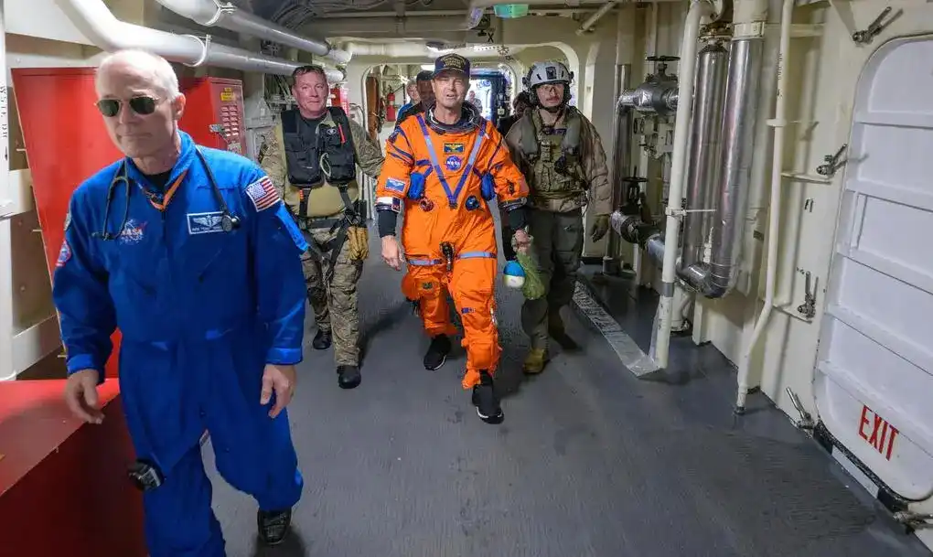 FOTOGRAFÍA. SAN DIEGO (CALIFORNIA) ESTADOS UNIDOS DE AMÉRICA, EEUU, 10 DE ABRIL DE 2026. El astronauta de la NASA Reid Wiseman, comandante de la misión Artemis II, es ayudado a bajar de la cubierta de vuelo tras llegar a bordo del USS John P. Murtha después de que él y sus compañeros de tripulación fueran rescatados de su nave espacial Orion tras el amerizaje, el viernes 10 de abril de 2026, en el Océano Pacífico, frente a la costa de California. La misión Artemis II de la NASA llevó al cuarteto en un viaje de 10 días alrededor de la Luna y de regreso a la Tierra. Tras el amerizaje, equipos de la NASA y del ejército estadounidense trabajan para trasladar a los tripulantes y la nave espacial Orion a bordo del buque de recuperación. NASA/Lasvocesdelpueblo (Ñ Pueblo)