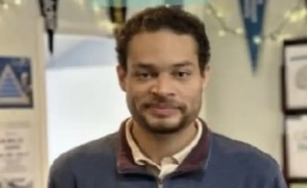 FOTOGRAFÍA. WASHINGTON (ESTADOS UNIDOS DE AMÉRICA), 25 DE ABRIL DE 2026. En la imagen, el autor del atentado contra el presidente de Estados Unidos de América, Donald John Trump, Cole Thomas Allen, un maestro de 31 años de California. Los agentes del Servicio Secreto han detenido este individuo este sábado hora Washington y domingo hora Madrid (España), luego de que se reportaran disparos durante la cena anual de la Asociación de Corresponsales de la Casa Blanca (WHCA) en Washington (Estados Unidos de América) con presencia de Trump, el vicepresidente de EEUU, James david Vance; y varios miembros del Gobierno; la asistente personal de Trump y secretaria de prensa de la Casa Blanca Karoline Claire Leavitt; y personal de la Casa Blanca. Lasvocesdelpueblo (Ñ Pueblo)