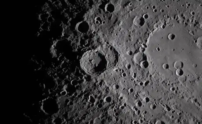 FOTOGRAFÍA. ESPACIO (MÁS ALLÁ DE LA ATMÓSFERA TERRESTRE), 06 DE ABRIL DE 2026. El cráter Vavilov capturado por Artemis II sobrevolando la Luna. Vista de cerca del cráter Vavilov, en el borde de la cuenca Hertzsprung, más antigua y extensa en la Luna, capturado por la tripulación de Artemis II mientras sobrevolaba la cara oculta de la Luna. Nasa/Lasvocesdelpueblo (Ñ Pueblo)