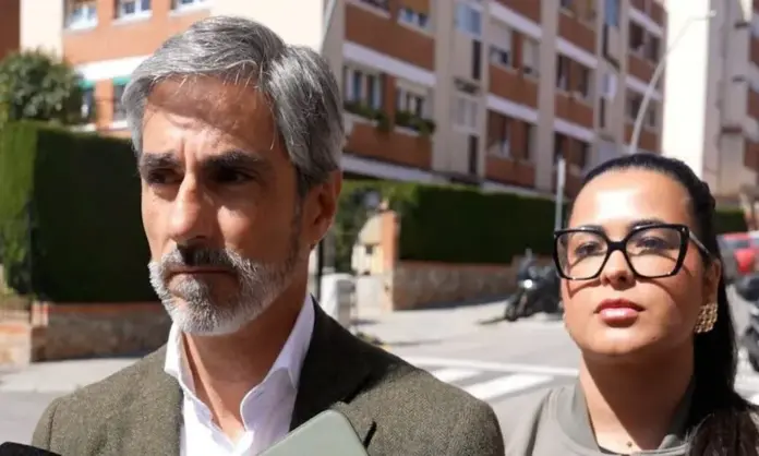 El distrito de Horta-Guinardó (Barcelona) cae en la violencia, Gonzalo de Oro-Pulido Plaza, VOX, Distrito de Horta-Guinardó FOTOGRAFÍA. DISTRITO DE HORTA-GUINARDÓ (CIUDAD DE BARCELONA) CATALUÑA (ESPAÑA), 08 DE ABRIL DE 2026. El presidente del grupo municipal de VOX en el Ayuntamiento de Barcelona, Gonzalo de Oro-Pulido Plaza (i); junto a la Consejera del Distrito de Horta-Guinardó por VOX, Ana Vega Triguero (d); visita esta división territorial y administrativa de una ciudad caída en la violencia extrema frente a la pasividad de las autoridades locales y regionales. Lasvocesdelpueblo (Ñ Pueblo)