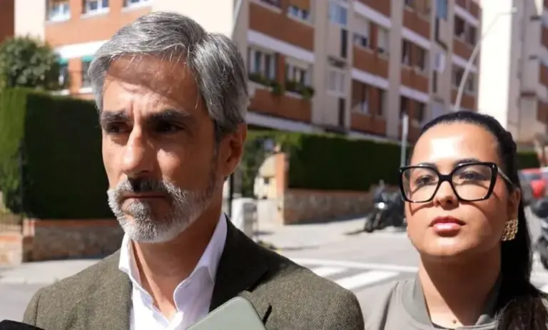 FOTOGRAFÍA. DISTRITO DE HORTA-GUINARDÓ (CIUDAD DE BARCELONA) CATALUÑA (ESPAÑA), 08 DE ABRIL DE 2026. El presidente del grupo municipal de VOX en el Ayuntamiento de Barcelona, Gonzalo de Oro-Pulido Plaza (i); junto a la Consejera del Distrito de Horta-Guinardó por VOX, Ana Vega Triguero (d); visita esta división territorial y administrativa de una ciudad caída en la violencia extrema frente a la pasividad de las autoridades locales y regionales. Lasvocesdelpueblo (Ñ Pueblo)