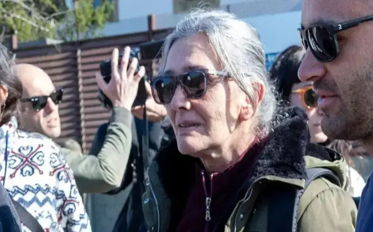 FOTOGRAFÍA. SAN SEBASTIÁN (LAS VASCONGADAS) ESPAÑA, 24 DE MARZO DE 2026. El juez declara ilegal las excarcelaciones de terroristas Anboto y Carasatorre y aprueba permiso de 6 días a Txeroki.- La terrorista exjefa de Euskadi Ta Askatasuna (ETA), Soledad Iparraguirre "Anboto" (c); sale este martes de la cárcel de Martutene de San Sebastián, Comunidad Autónoma de las Vascongadas, tras la concesión de un régimen de semilibertad, en aplicación del artículo 100.2 del Reglamento Penitenciario, el mismo que se otorgó en su día al terrorista exdirigente de ETA, Mikel Garikoitz Aspiazu Rubina "Txeroki". Efe