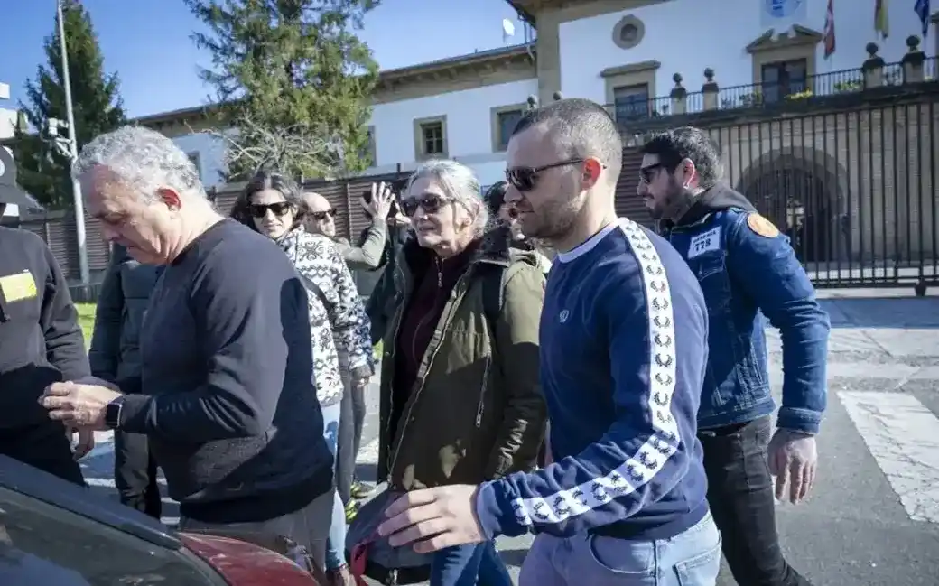 FOTOGRAFÍA. SAN SEBASTIÁN (LAS VASCONGADAS) ESPAÑA, 24 DE MARZO DE 2026. El juez declara ilegal las excarcelaciones de terroristas Anboto y Carasatorre y aprueba permiso de 6 días a Txeroki.- La terrorista exjefa de Euskadi Ta Askatasuna (ETA), Soledad Iparraguirre "Anboto" (c); sale este martes de la cárcel de Martutene de San Sebastián, Comunidad Autónoma de las Vascongadas, tras la concesión de un régimen de semilibertad, en aplicación del artículo 100.2 del Reglamento Penitenciario, el mismo que se otorgó en su día al terrorista exdirigente de ETA, Mikel Garikoitz Aspiazu Rubina "Txeroki". Efe
