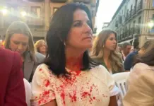 FOTOGRAFÍA. GRANADA (ANDALUCÍA) ESPAÑA, 16 DE ABRIL DE 2026. La diputada de VOX en el Congreso de los Diputados, María de la Cabeza Ruiz Solás, ha sufrido un ataque con pintura. Grupos fascistas nacionalsocialista atacan con extrema violencia el acto de VOX en Granada. VOX interrumpe el acto hasta que son expulsados. Lasvocesdelpueblo (Ñ Pueblo)