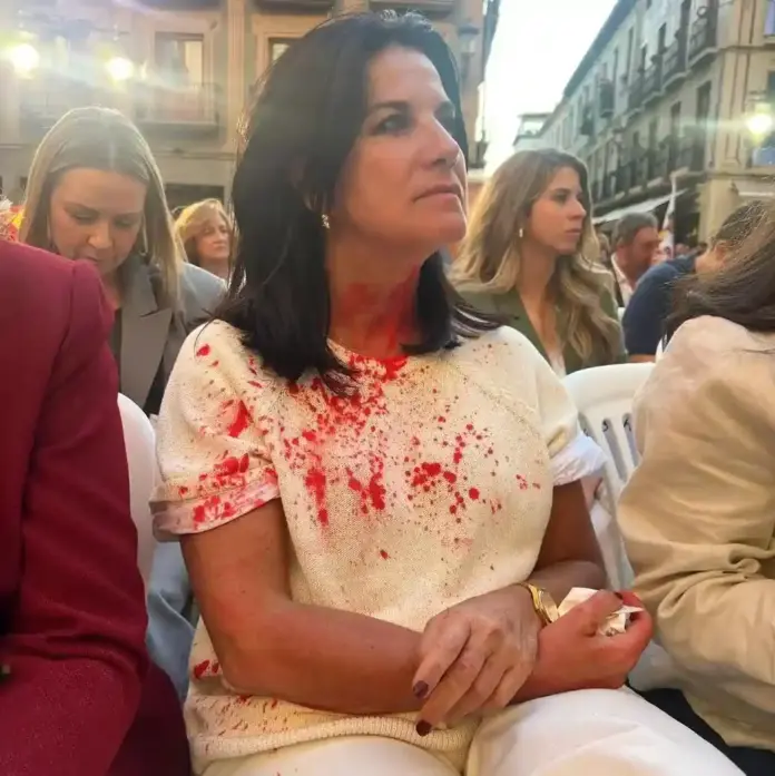 FOTOGRAFÍA. GRANADA (ANDALUCÍA) ESPAÑA, 16 DE ABRIL DE 2026. La diputada de VOX en el Congreso de los Diputados, María de la Cabeza Ruiz Solás, ha sufrido un ataque con pintura. Grupos fascistas nacionalsocialista atacan con extrema violencia el acto de VOX en Granada. VOX interrumpe el acto hasta que son expulsados. Lasvocesdelpueblo (Ñ Pueblo)