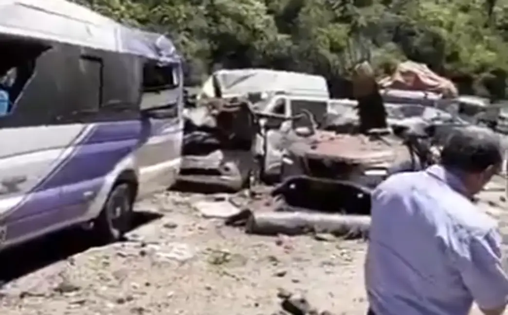 FOTOGRAFÍA. EL TÚNEL (CAJIBÍO) REPÚBLICA DE COLOMBIA, 25 DE ABRIL DE 2026. Escalada terrorista en Colombia: Nuestra red hospitalaria se encuentra al límite. Fotografía tomada a través de rastreo de redes que muestra vehículos afectados tras un atentado terrorista que destruyó este sábado un tramo de la Vía Panamericana, carretera del suroeste de Colombia, sin que se haya informado inicialmente de muertos o heridos. Captura vídeos testigos/Lasvocesdlepueblo (Ñ Pueblo)