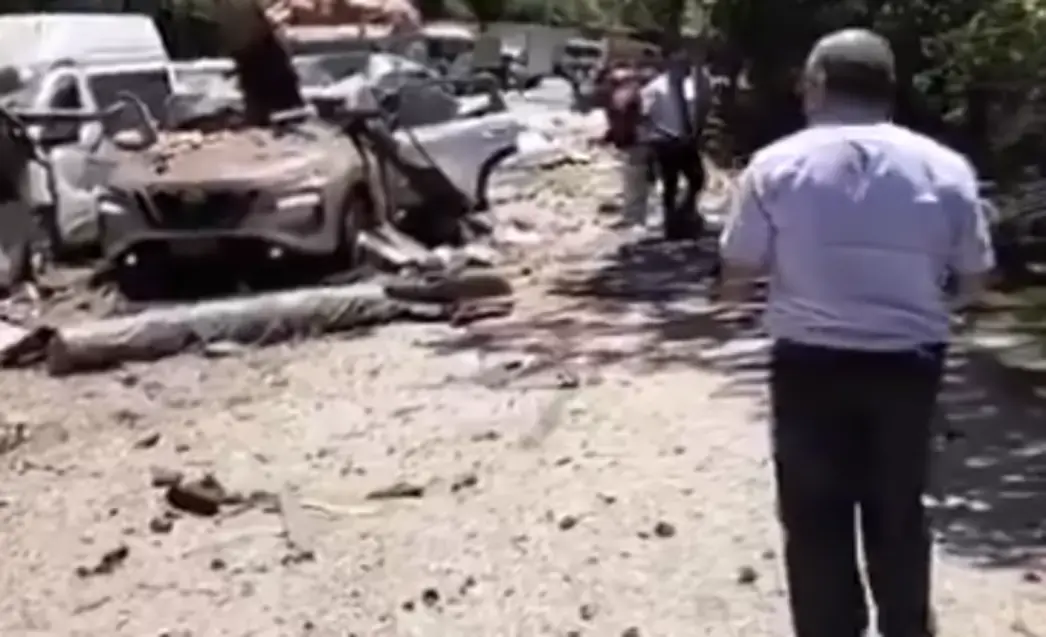 FOTOGRAFÍA. EL TÚNEL (CAJIBÍO) REPÚBLICA DE COLOMBIA, 25 DE ABRIL DE 2026. Escalada terrorista en Colombia: Nuestra red hospitalaria se encuentra al límite. Fotografía tomada a través de rastreo de redes que muestra vehículos afectados tras un atentado terrorista que destruyó este sábado un tramo de la Vía Panamericana, carretera del suroeste de Colombia, sin que se haya informado inicialmente de muertos o heridos. Captura vídeos testigos/Lasvocesdlepueblo (Ñ Pueblo)