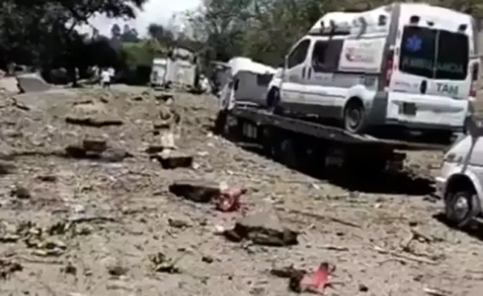FOTOGRAFÍA. EL TÚNEL (CAJIBÍO) REPÚBLICA DE COLOMBIA, 25 DE ABRIL DE 2026. Escalada terrorista en Colombia: Nuestra red hospitalaria se encuentra al límite. Fotografía tomada a través de rastreo de redes que muestra vehículos afectados tras un atentado terrorista que destruyó este sábado un tramo de la Vía Panamericana, carretera del suroeste de Colombia, sin que se haya informado inicialmente de muertos o heridos. Captura vídeos testigos/Lasvocesdlepueblo (Ñ Pueblo)