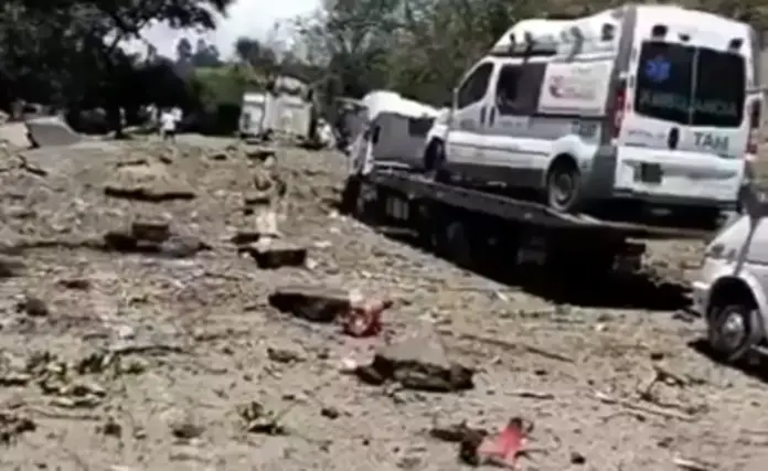 FOTOGRAFÍA. EL TÚNEL (CAJIBÍO) REPÚBLICA DE COLOMBIA, 25 DE ABRIL DE 2026. Escalada terrorista en Colombia: Nuestra red hospitalaria se encuentra al límite. Fotografía tomada a través de rastreo de redes que muestra vehículos afectados tras un atentado terrorista que destruyó este sábado un tramo de la Vía Panamericana, carretera del suroeste de Colombia, sin que se haya informado inicialmente de muertos o heridos. Captura vídeos testigos/Lasvocesdlepueblo (Ñ Pueblo)