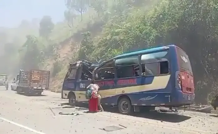 FOTOGRAFÍA. EL TÚNEL (CAJIBÍO) REPÚBLICA DE COLOMBIA, 25 DE ABRIL DE 2026. Escalada terrorista en Colombia: Nuestra red hospitalaria se encuentra al límite. Fotografía tomada a través de rastreo de redes que muestra vehículos afectados tras un atentado terrorista que destruyó este sábado un tramo de la Vía Panamericana, carretera del suroeste de Colombia, sin que se haya informado inicialmente de muertos o heridos. Captura vídeos testigos/Lasvocesdlepueblo (Ñ Pueblo)
