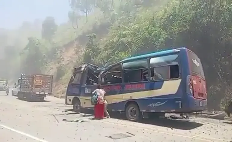 FOTOGRAFÍA. EL TÚNEL (CAJIBÍO) REPÚBLICA DE COLOMBIA, 25 DE ABRIL DE 2026. Escalada terrorista en Colombia: Nuestra red hospitalaria se encuentra al límite. Fotografía tomada a través de rastreo de redes que muestra vehículos afectados tras un atentado terrorista que destruyó este sábado un tramo de la Vía Panamericana, carretera del suroeste de Colombia, sin que se haya informado inicialmente de muertos o heridos. Captura vídeos testigos/Lasvocesdlepueblo (Ñ Pueblo)