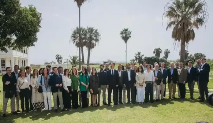 FOTOGRAFÍA. MÁLAGA (ESPAÑA), 09 DE ABRIL DE 2026. Españoles primero: Málaga acoge al CEN de VOX con su CAP y portavoces. El líder opositor español y presidente de Patriots of Europe, Santiago Abascal Conde, presidió una reunión conjunta de los tres "poderes" más importantes de la tercera fuerza política en España, VOX: Comité de Acción Política (CAP), el Comité Ejecutivo Nacional (CEN) y los portavoces nacionales y regionales, este mediodía en el Parador de Málaga. Lasvocesdelpueblo (Ñ Pueblo)