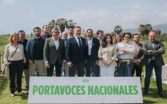 FOTOGRAFÍA. MÁLAGA (ESPAÑA), 09 DE ABRIL DE 2026. Españoles primero: Málaga acoge al CEN de VOX con su CAP y portavoces. El líder opositor español y presidente de Patriots of Europe, Santiago Abascal Conde, presidió una reunión conjunta de los tres "poderes" más importantes de la tercera fuerza política en España, VOX: Comité de Acción Política (CAP), el Comité Ejecutivo Nacional (CEN) y los portavoces nacionales y regionales, este mediodía en el Parador de Málaga. Lasvocesdelpueblo (Ñ Pueblo)