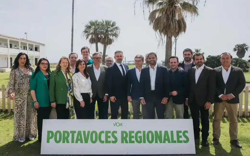 FOTOGRAFÍA. MÁLAGA (ESPAÑA), 09 DE ABRIL DE 2026. Españoles primero: Málaga acoge al CEN de VOX con su CAP y portavoces. El líder opositor español y presidente de Patriots of Europe, Santiago Abascal Conde, presidió una reunión conjunta de los tres "poderes" más importantes de la tercera fuerza política en España, VOX: Comité de Acción Política (CAP), el Comité Ejecutivo Nacional (CEN) y los portavoces nacionales y regionales, este mediodía en el Parador de Málaga. Lasvocesdelpueblo (Ñ Pueblo)