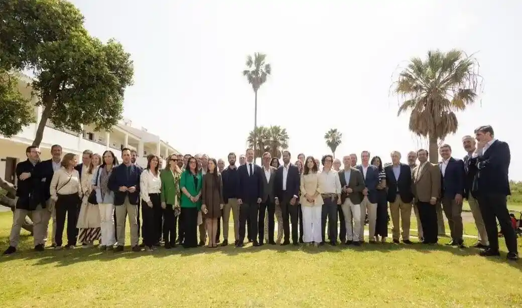 FOTOGRAFÍA. MÁLAGA (ESPAÑA), 09 DE ABRIL DE 2026. Españoles primero: Málaga acoge al CEN de VOX con su CAP y portavoces. El líder opositor español y presidente de Patriots of Europe, Santiago Abascal Conde, presidió una reunión conjunta de los tres "poderes" más importantes de la tercera fuerza política en España, VOX: Comité de Acción Política (CAP), el Comité Ejecutivo Nacional (CEN) y los portavoces nacionales y regionales, este mediodía en el Parador de Málaga. Lasvocesdelpueblo (Ñ Pueblo)