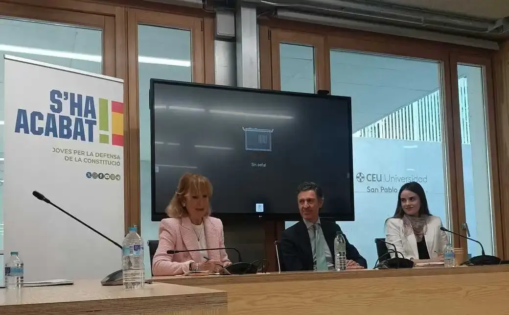 FOTOGRAFÍA. MADRID (ESPAÑA), 22 DE ABRIL DE 2026. S'ha Acabat! reivindica en Madrid liderazgo firme frente a la neoinquisición socialista. La expresidente de la Comunidad de Madrid e histórica del Partido Popular (PP), Esperanza Aguirre Gil de Biedma, participa en una conferencia de la entidad juvenil S'ha Acabat! en la Facultad de Derecho de la Universidad CEU​ San Pablo de Madrid bautizada "La esperanza de Madrid: un liderazgo sin complejos". Lasvocesdelpueblo (Ñ Pueblo)