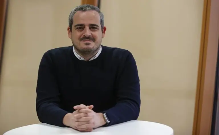 FOTOGRAFÍA. ESPARRAGUERA (BARCELONA) ESPAÑA, 06 DE ENERO DE 2024. Un juez investiga por corrupción al jefe de gabinete de Salvador Illa Roca. En la imagen, Eduard Rivas Maestro, dirigente del Partido Socialista PSOE-PSC, durante una entrevista con Efe. Efe