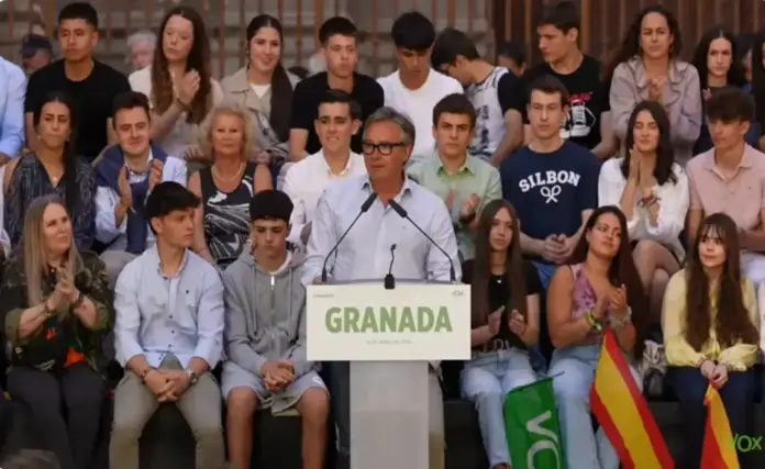 FOTOGRAFÍA. GRANADA (ANDALUCÍA) ESPAÑA, 16 DE ABRIL DE 2026. Gavira ante ataque en Granada: No le tenemos miedo a nadie ni a nada. El presidente de VOX y Patriots of Europe, Santiago Abascal Conde; el candidato de VOX a la Presidencia de la Junta de Andalucía, Manuel Gavira Florentino (en la imagen); la portavoz del Grupo Parlamentario de VOX en el Congreso de los Diputados, María José Rodríguez de Millán Parro (Pepa Millán); participan en un mitin de precampaña electoral del 17M Elecciones Andalucía, en el que se ha registrado momentos de fuertes tensiones. Grupos de energúmenos socialistas e islamistas pro Hamás han atacado el mitin con extrema violencia y los de VOX se han levantado para expulsarlos por las malas de la plaza ante la pasividad curiosa de una Policía, que reaccionó solo cuando los de VOX se levantaron. La diputada de VOX en el Congreso de los Diputados, María de la Cabeza Ruiz Solás, ha sufrido un ataque con pintura. Lasvocesdelpueblo (Ñ Pueblo)