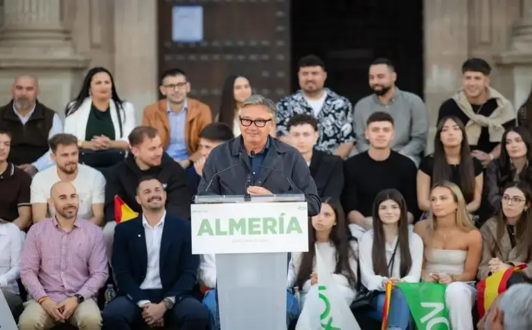 FOTOGRAFÍA. ALMERÍA (ANDALUCÍA) ESPAÑA, 25 DE ABRIL DE 2026. La prioridad nacional no es una cuestión de izquierdas o de derechas sino de cuestión de sentido común. El presidente de VOX y Patriots of Europe, Santiago Abascal Conde; arropó hoy al candidato de VOX a la Presidencia de la Junta de Andalucía, Manuel Gavira Florentino; y al cabeza de lista por Almería, en un acto en Plaza de la Catedral de Almería, Rodrigo Alonso Fernández; en un acto público dentro de los actos de precampaña electoral de los comicios andaluces del próximo domingo, 17 de mayo de 2026.