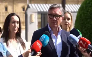 FOTOGRAFÍA. SEVILLA (ANDALUCÍA) ESPAÑA, 30 DE ABRIL DE 2026. Gavira: Las políticas de puertas abiertas que del PSOE y PP no salen gratis, las pagamos los andaluces. El candidato de VOX a la presidencia de la Junta de Andalucía, Manuel Gavira Florentino, atiende a los medios de comunicación en Sevilla. Lasvocesdelpueblo (Ñ Pueblo)