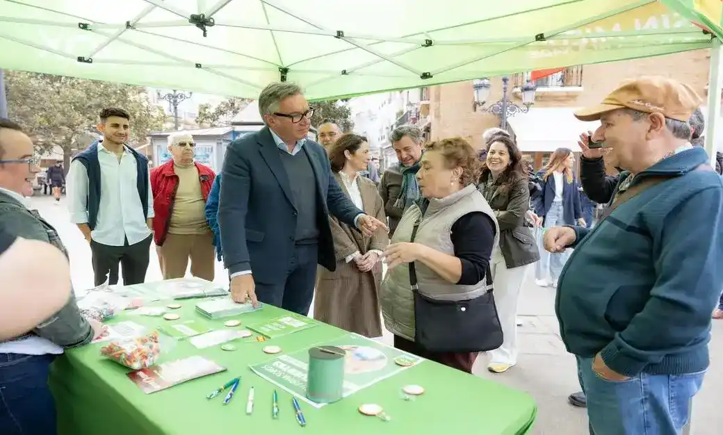 FOTOGRAFÍA. CÁDIZ (ANDALUCÍA) ESPAÑA, 11 DE ABRIL DE 2026. Gavira: PP y PSOE hacen daño a Andalucía sin repartirse responsabilidades. El candidato de VOX a la presidencia de la Junta de Andalucía, Manuel Gavira Florentino (d), registrado este sábado durante un encuentro en Cádiz. Lasvocesdelpueblo (Ñ Pueblo)